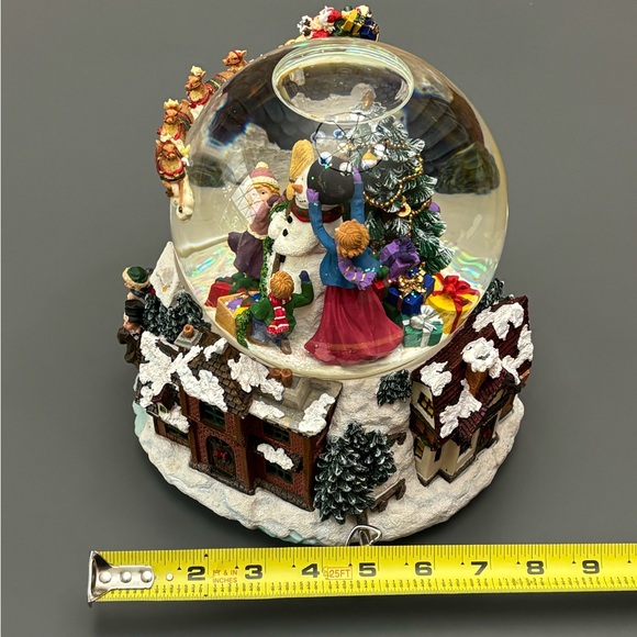 Santa sleigh snow globe by kirkland revolving outter globe vintage? - FLAWS - Picture 9 of 17